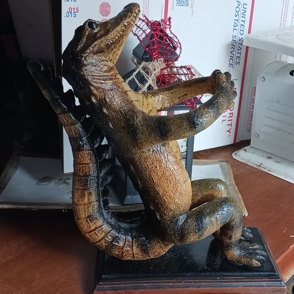 EUC Alligator Wine Holder - Picture 2 of 4